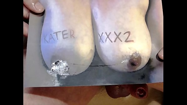 Auf die Titten und harten Nippel einer geilen Schlampe gespritzt