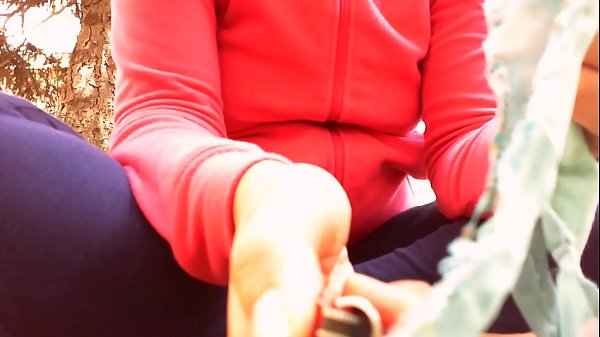 Juego de fuego para Nicoletta en un jardín público, quema una tanga sexy