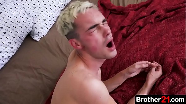 Il fratellastro più grande procede a punire il ragazzo cattivo per il suo cattivo comportamento, abbassando i pantaloncini del ragazzo e schiaffeggiandogli il culo stretto