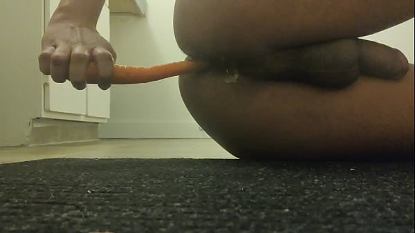 Teen fickt seinen Arsch mit Karotte und Orgasmen