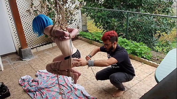 Hangin et fessée ma petite poule mouillée sur la terrasse