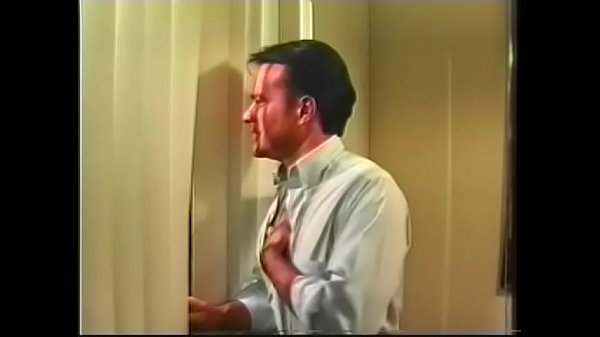 Ryan Hampton sẵn sàng đi chệch hướng vì anh chàng nhà bên cạnh mời người yêu trong câu lạc bộ những người hâm mộ đồ da đến thưởng thức dương vật giả hai mặt