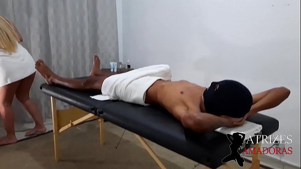 Milf rubia no se resiste al ver el tamaño de la dote del joven y se siente bien *Inés Ventura*