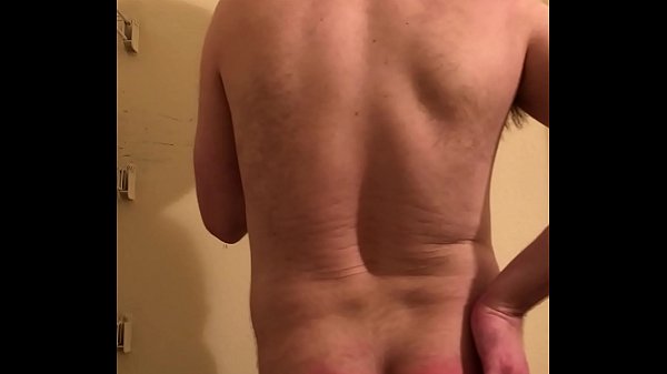 Der Typ verprügelt sich für Selbstdisziplin am zweiten Tag