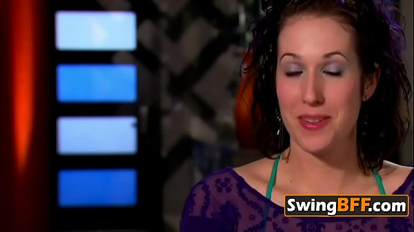 Swingers bisexuales se besan y tienen sexo suave increíble.