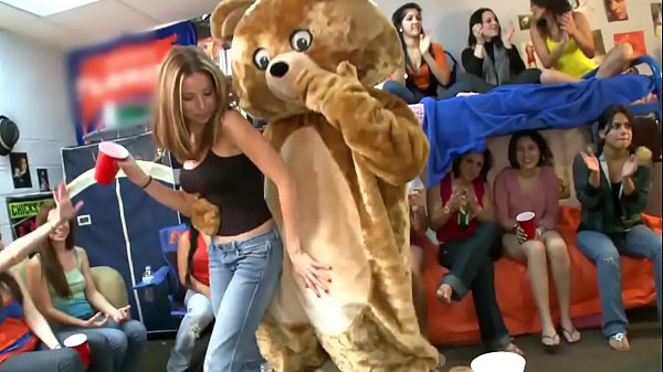 DANCING BEAR - Cosa succede quando spogliarellisti maschi invadono un dormitorio? Scoprire!