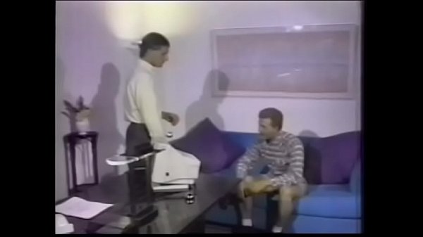 Robert Bruce cần chuyên gia hồ bơi và anh chàng tóc vàng xinh đẹp Casey O'_Brian đến văn phòng của anh ấy để phỏng vấn xin việc