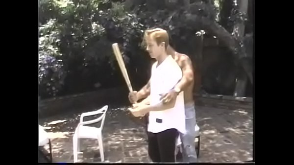 Il lanciatore esperto Tad Ramsey che ha praticato sport ad alto livello spiega al suo amico Jason Broderick come prendere le palle curve