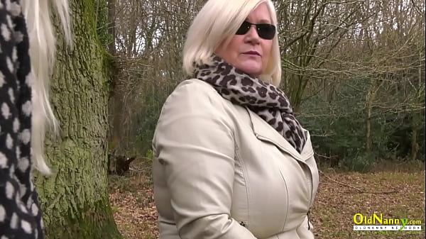 OldNannY britannique mature et lesbienne infidèle