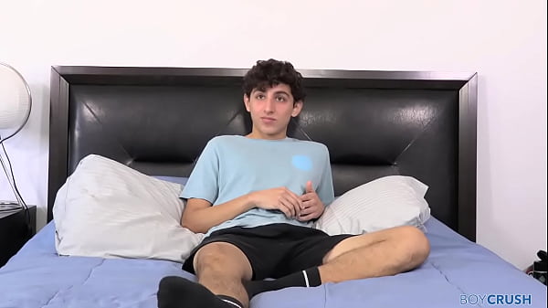 BoyCrush: Der bisexuelle Carter Ford streichelt seinen Twink-Schwanz vor der Kamera