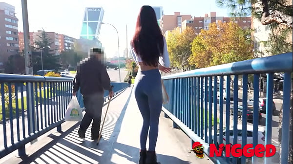 AUFMERKSAMKEIT! Zierliches junges Mädchen akzeptiert DOPPELTE PENETRATION von schwarzen Männern mit riesigen Schwänzen. Sofia Sweet Secrets auf Nigged