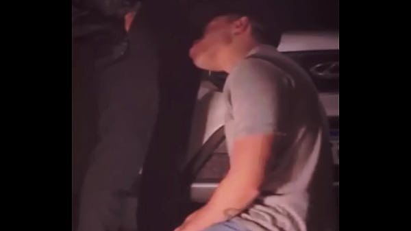 Dopo qualche drink succhio il cazzo del vicino fuori casa e lui finisce per scopare me e sua moglie senza preservativo dentro casa.