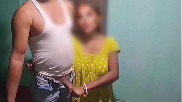 Bhabhi bắt được anh trai kế của cô ấy trong khi anh ấy là cô ấy