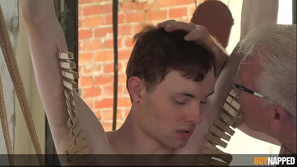 Servir a Hard Master Parte 2: Sub flaco recibe pellizcos y estiramiento de culo