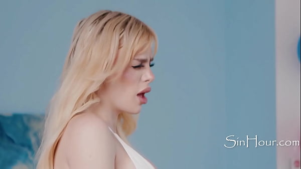 TS Hottie ve un agujero en los pantalones de yoga de las mujeres. Ella lo tapa - Angellica Good, Rana Katana, Bailey Archer