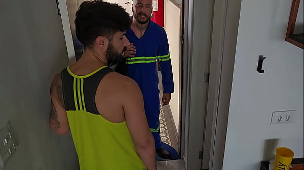 TÉCNICO DE REDE: BOQUETE E UM COPO DE ÁGUA