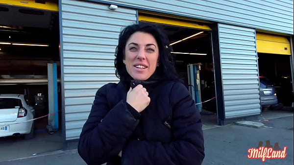 La chaude MILF Sabrina sait quoi faire avec deux bites