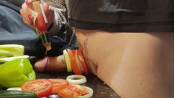 Extreme Schwanz- und Harnröhrenquälerei in der Küche! Kochhahn 2. Folge 1/3.