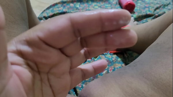 Professora envia v&iacute_deo para aluno se masturbando e com sua grande buceta melada e tenho um squirt