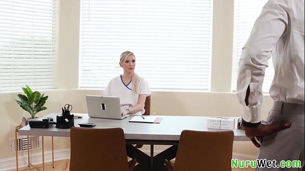 Une incroyable masseuse blonde aux gros seins donne un massage sensuel nuru à son client noir - Kenzie Taylor, Isiah Maxwell