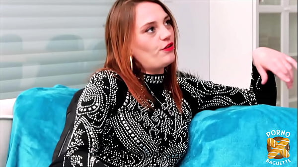 La pelirroja caliente Melany recibe dos pollas con alegría