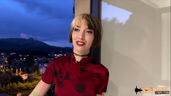 Oney, cô gái xinh đẹp nghịch ngợm, tự thưởng cho mình hai con cặc cho mông cô ấy