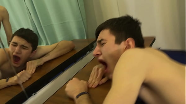 Giovani lottatori carini si sono arrapati durante l'allenamento e hanno scopato direttamente sul pavimento - finito nella bocca del ragazzo