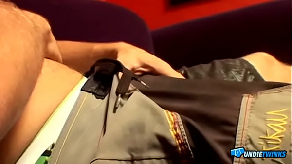 UndieTwinks: Kelly Cooper holt sich einen runter und cremt seinen Schwanz in heißer Unterwäsche ein