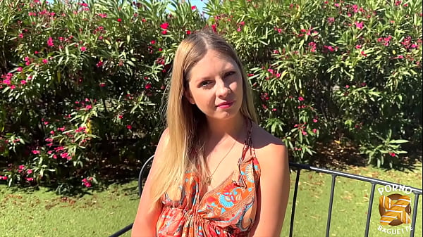 Rebecca, belle blonde, veut deux bites pour baiser