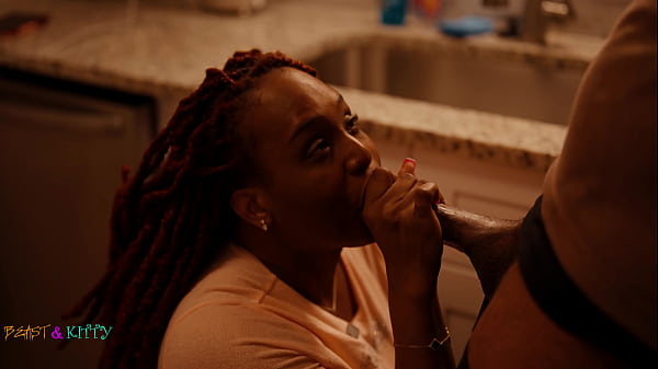 Scopata in faccia in cucina e riempita di sperma in camera da letto