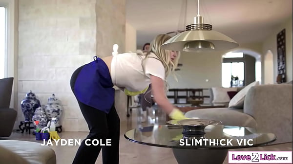 Busty lesbian chất tẩy rửa sự liếm cạo âm đạo trên khách hàng giường