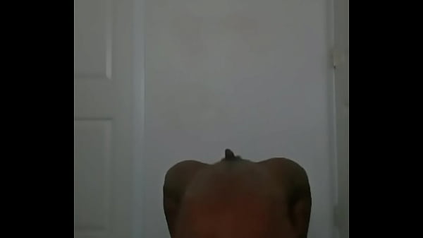 Ich nahm meine Brille ab und hörte für einen Moment mit dem Tanzen auf, um zu erklären, was ich in meiner Lieblingsübungsposition sehe. Auch andere Remixe, die ich selten höre, von einem Song, den ich kostenlos gemacht habe, erinnerte sich an 2