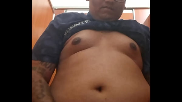 Vaibhav wichst und spritzt in der Toilette des Auditoriums ab