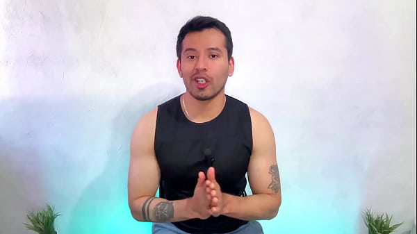 ¡El superdotado cajero de 7eleven penetra a un jovencito a pelo en el pasivo de la tienda al amanecer! historia sexual