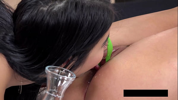 Piss Explosion với Paula Shy,Lady Dee bởi VIPissy