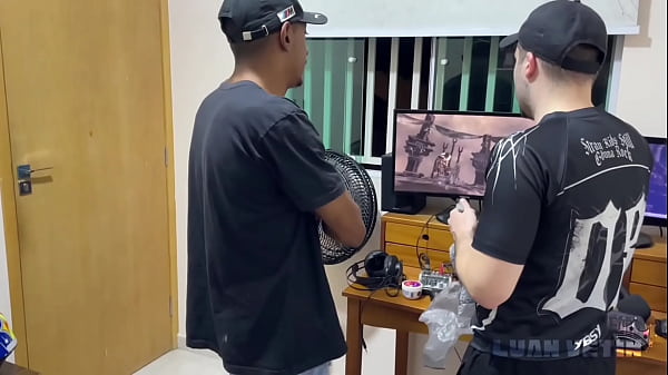 Ragazzo nerd, non puoi vedere un Motoboy che vuole sedersi sul cazzo dell'operaio