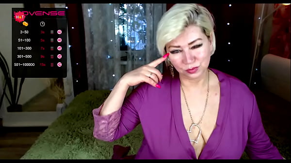 La mia troia è una donna che celebra!)) Una schiava virtuale si scopa disperatamente con un vibratore in gola e nel buco del culo!