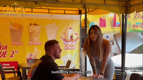 La matrigna MILF convince un cliente straniero a scopare in casa sua mentre suo marito non è lì