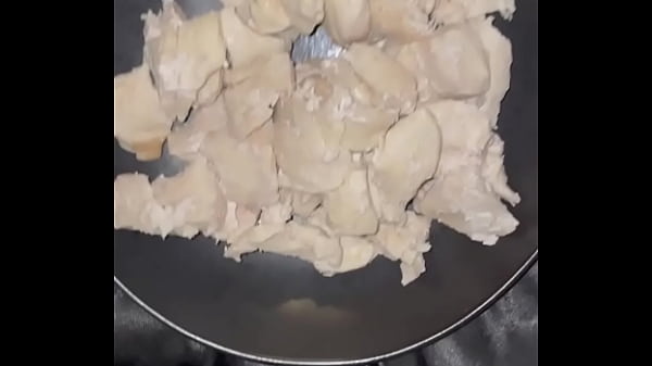 HUHN &amp_GEMÜSE IN MEINEM JUNGFRAUEN JUGENDLICHEN SCHÖNEN 18-JÄHRIGEN NASSEN SEXY PUSSY-BESTE SAUDI AMATEUR MASTURBIEREN-KINKY FOOD FETISH-ARABIAN SNOWWHITE-LOS ANGELES-USA-2025-VEREINIGTE STAATEN VON AMERIKA-ARABISCHER PORNO-