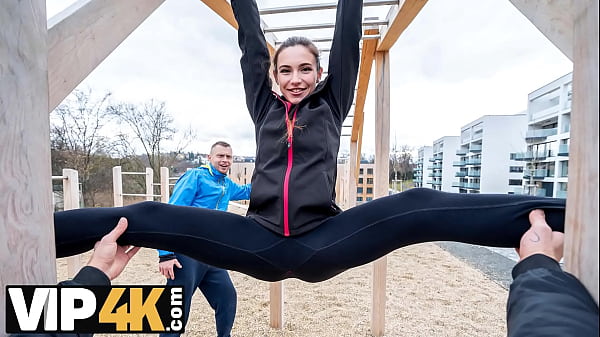 CAZA4K. Se rasgó las mallas y chupó la polla de un extraño delante de su novio para conseguir otras nuevas.