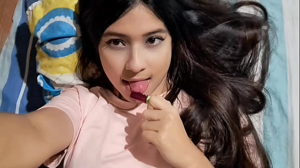 Chica joven sexy se burla