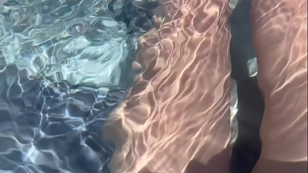 Artemisia Love fingert ihre Muschi im Whirlpool, POV