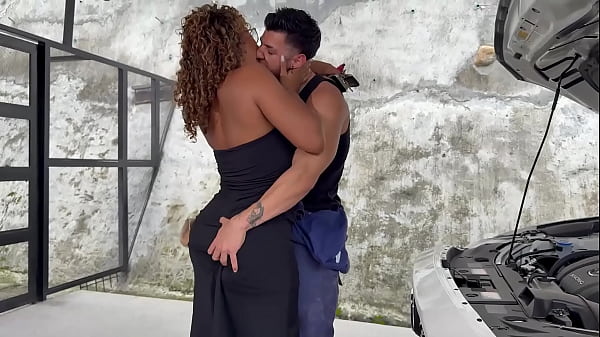MILF ébène aux seins parfaits baise une grosse bite, la Latina Carla Morelli demande à son mécanicien de lui secouer la chatte mouillée !