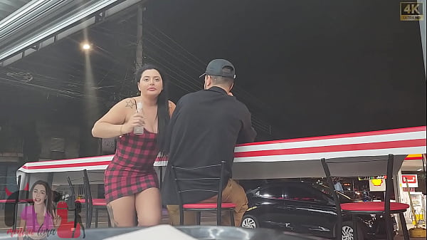 Ich ging zur Bäckerei und der Hahnrei forderte mich heraus, den jungen Mann, der dort war, zu nehmen, dem Hahnrei einen zu lutschen, ich erwischte ihn und fickte ihn auf dem Parkplatz!