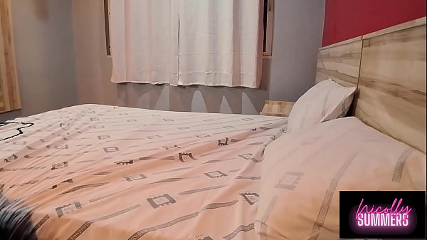 Người đàn ông đốm đã đập mông tôi và đổ đầy sữa và sô cô la bằng một chiếc kính - Nicolly Summers (HOÀN THÀNH TRÊN SHEER VÀ ĐỎ)