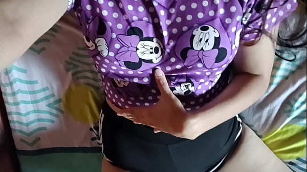 Ragazza carina in pigiama si tocca il culo e viene sul letto del patrigno