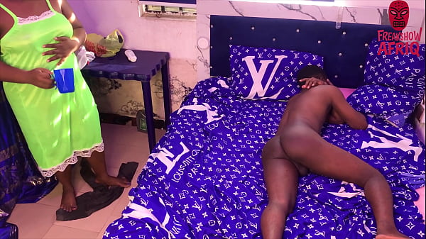 大屁股非洲继母很高兴见到继子赤身裸体、硬挺，并立即将他的鸡巴插入她湿漉漉的阴户。享受4K