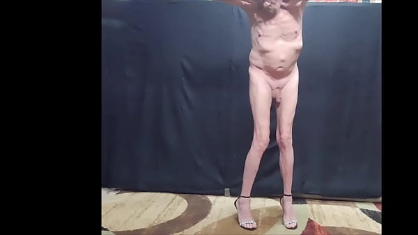 Busy Bottom en bragas transparentes y divirtiéndose desnudo