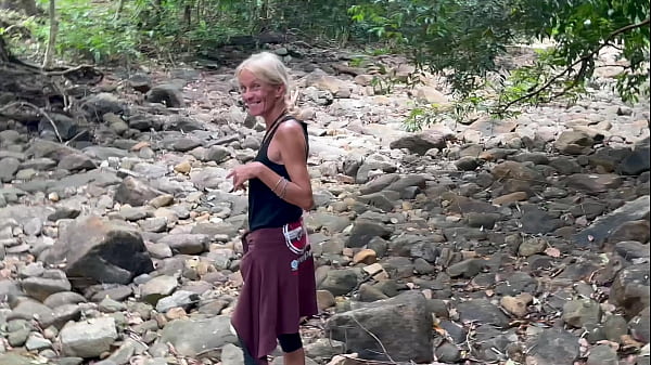 Sie hat sich im Wald verlaufen – wenn du mir hilfst, lutsche ich deinen Schwanz und du kommst in meinen Mund