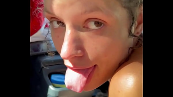 Compilation di video di una vera prostituta che lascia che un ragazzo le venga in bocca - ogni volta succhia fino alla goccia